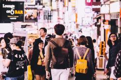 打赏女主播欠300万，盲目追求还是另有原因？