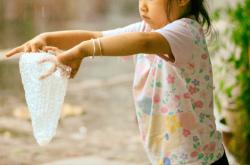 一岁幼童摔跤中风了