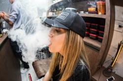 美国14岁少女弑母后设圈套枪击继父，震惊全美的人性悲剧