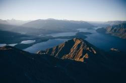 探秘青海湖，镶嵌在青藏高原上的明珠——揭秘青海省的璀璨湖泊