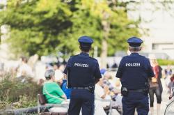 警方通报女子维修外墙时遭人割绳，一场意外背后的真相与反思