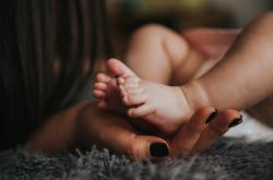 19岁女孩3点起床赶集帮妈妈卖烤牌，勤劳与亲情的温暖画卷