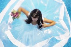 女性干燥缺水？五招全方位调理，让你水润光泽重现