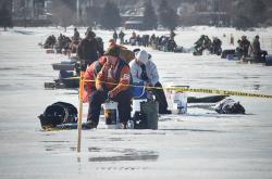 危急时刻的无声守护，城市角落的雪压公交站，市民生活的一瞬折射城市韧性