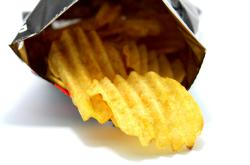 巴黎世家薯片包售价7100元，奢侈品消费的新趋势与争议