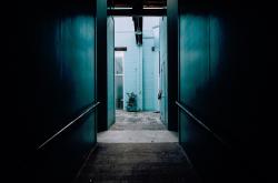 男子私挖地下室被罚后买个房继续挖，法律与自由的边界