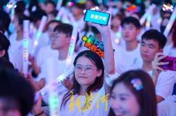 世家房产中介杨丁一