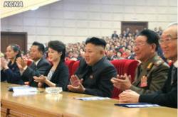 金正恩看牡丹峰乐团示范演出 携神秘女出席